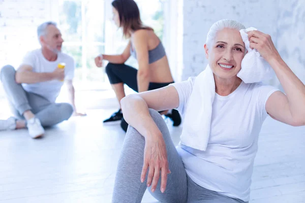 Positiv glad äldre kvinna ha paus — Stockfoto