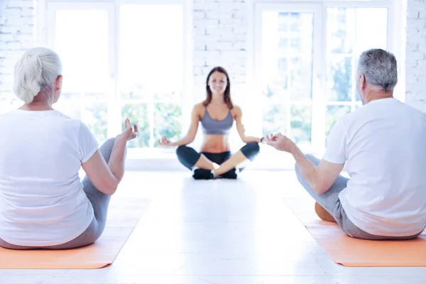 Attraktive Yoga-Tutorin kommuniziert mit Besuchern — Stockfoto