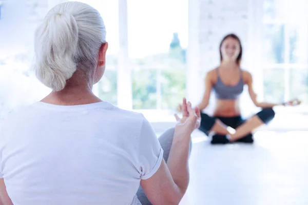 Mujer concentrada sentada en posición de yoga — Foto de Stock