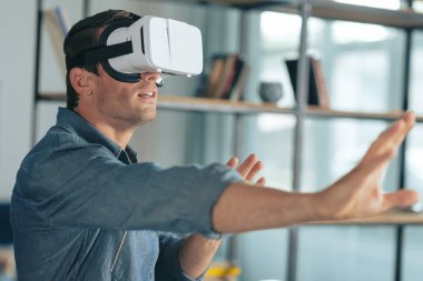 3D Gerçeklik yaşandığı güzel yakışıklı adam