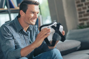 Neşeli mutlu man 3d gözlük arıyorum
