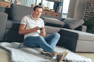 Evde oynamak güzel yakışıklı adam