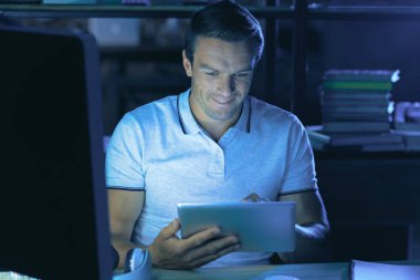 Güzel hoş adam tablet kullanma