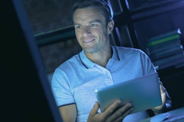 Bir tablet holding neşeli hoş adam