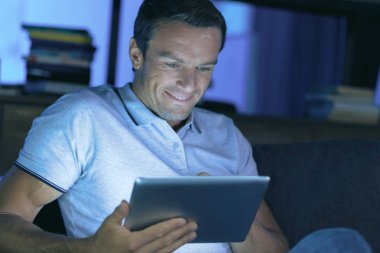 Evde istirahat mutlu neşeli adam