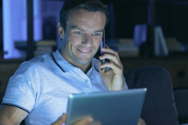 Neşeli pozitif adam arama yapma