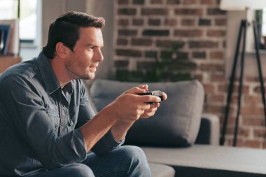 Hoş iyi görünümlü adam boş zamanlarında zevk