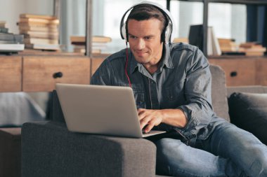 Onun laptop kullanan memnun olumlu adam