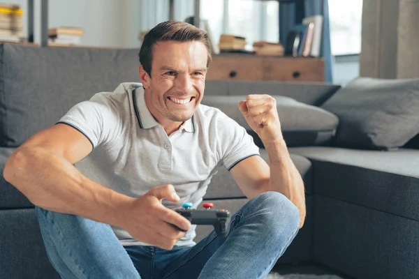 Feliz hombre encantado ganar — Foto de Stock