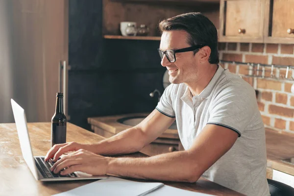 Trabalho Agradável Homem Bonito Positivo Alegre Sentado Frente Laptop Digitando — Fotografia de Stock