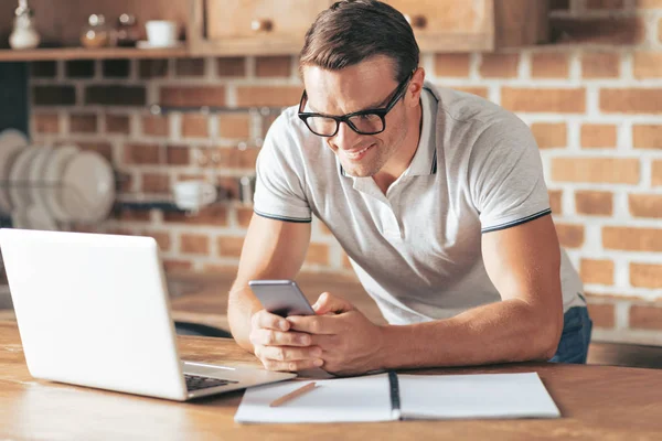 Rád, milý muž pomocí svého mobilního telefonu — Stock fotografie