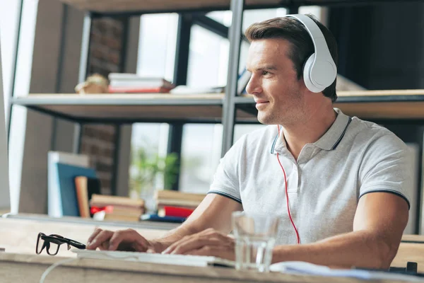 Glücklicher positiver Mann mit Kopfhörern — Stockfoto