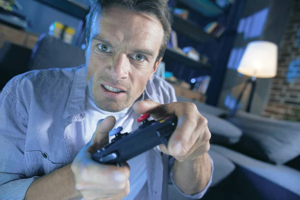 Serious determinado hombre jugando un videojuego — Foto de Stock