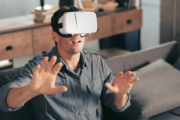 Trevlig stilig man klädd i virtual reality-glasögon — Stockfoto