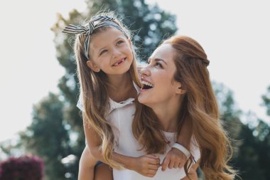 Güzel sarışın Anne kızı ile hafta sonu harcama