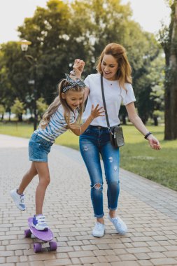 Sarışın kızı önde gelen aktif yaşam tarzı