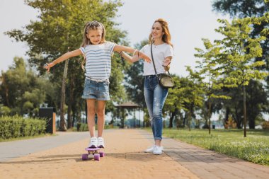 Mutlu gülen aile Nehri yakınında onların hafta sonu harcama