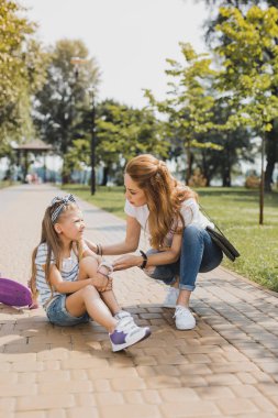 Spor kız parkta düştükten sonra ilk yardım ihtiyacı