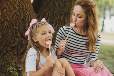 Şeker tatma. Onun Doğum günü anne ile harcama yaparken tatlı şeker tatma şirin hoş kızı