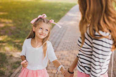 İnanılmaz derecede sevimli kızı çekici annesine bakıyor