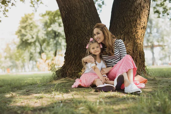 Elegante madre e hija con faldas rosas y camisas blancas —  Fotos de Stock