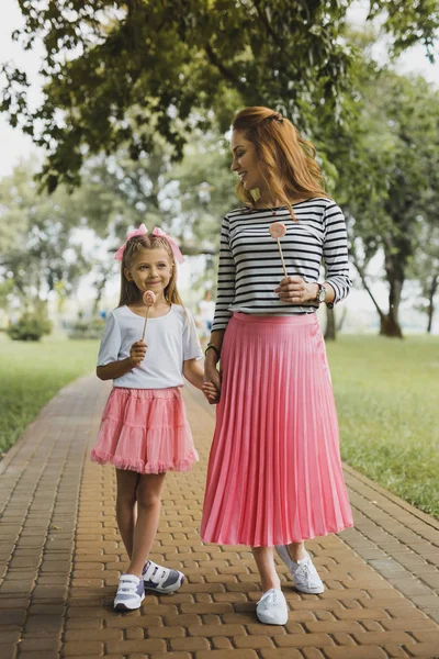 Madre e hija con faldas rosas y zapatillas blancas —  Fotos de Stock