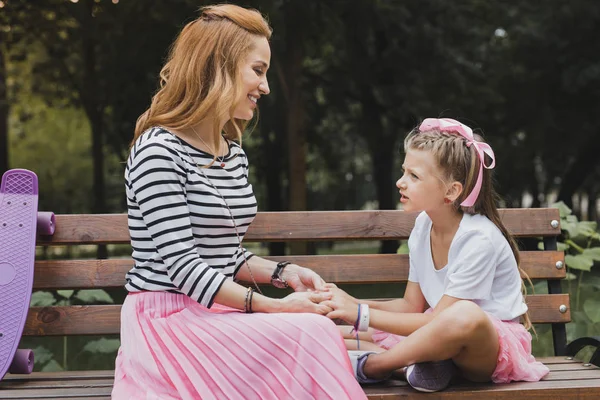 Linda hija preescolar tener conversación con su madre —  Fotos de Stock