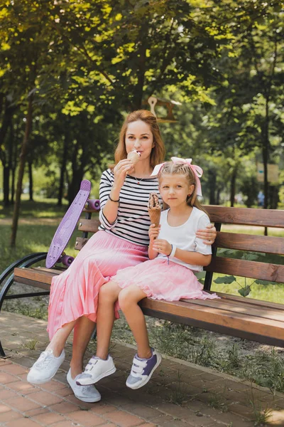 Elegante madre e hija con zapatillas de deporte de moda —  Fotos de Stock