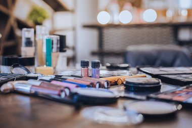 Masanın üzerinde yatan top modeller için profesyonel kozmetik