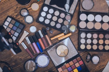 Dudak glosses ve göz tonları için profesyonel visage üstten görünüm