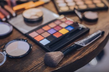 Küçük kozmetik fırça göz gölgeler paleti yakınındaki masada yalan