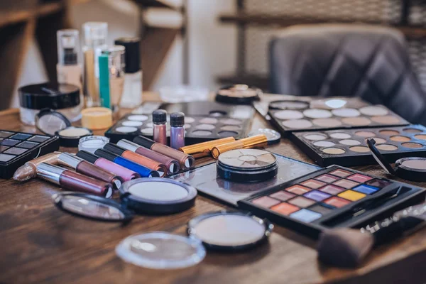 Primer plano de la variedad de cosméticos que se encuentran en la mesa de madera —  Fotos de Stock