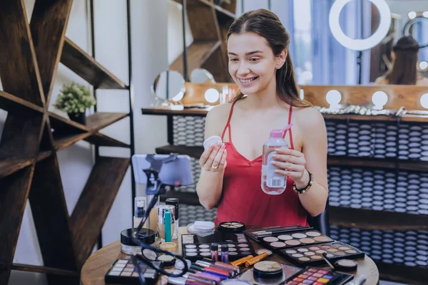 Krásná mladá podnikatelka sundala její make-up — Stock fotografie