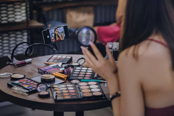 Blogger de cabello oscuro haciendo video sobre su noche favorita — Foto de Stock