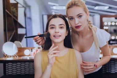 Müvekkili güzellik salonu olarak hizmet sarışın makyaj sanatçısı