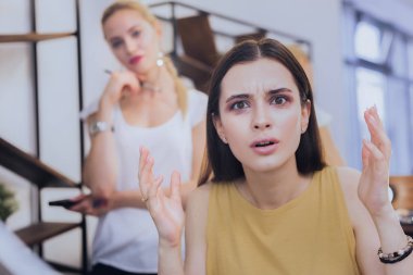 Güzellik salon akşam makyaj sonra öfkeli duygu genç istemci