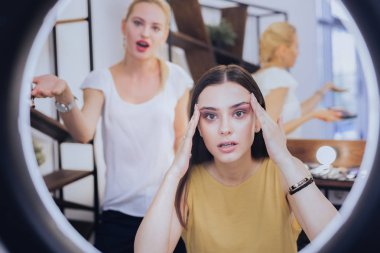 Ona kızgın müşteri ile savunarak visage master