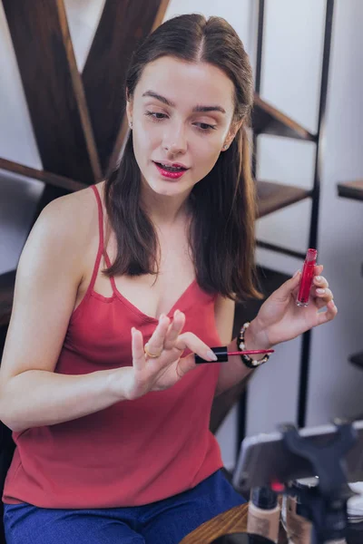 Όμορφη blogger φορώντας τζιν και κόκκινη μπλούζα που λέει σχετικά με το Γκλος Χειλιών — Φωτογραφία Αρχείου