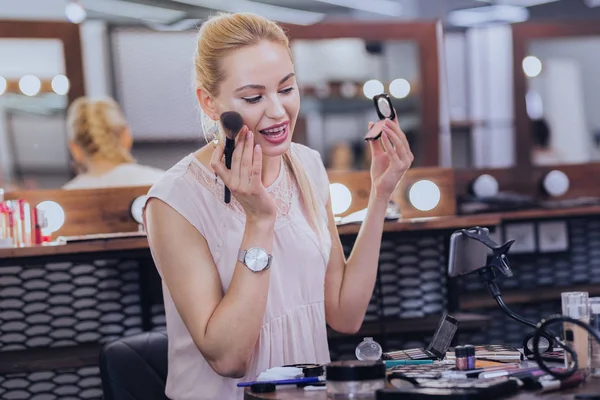 Jonge vrouw met mooi kapsel genieten van video filmen — Stockfoto