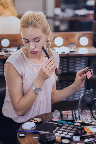 Profesionální vizážistka stanovení hr lícní kosti dávat make-up na — Stock fotografie