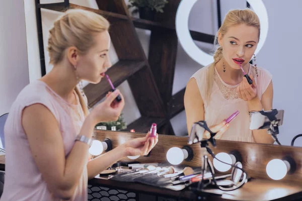 Hermosa mujer de negocios para colorear sus labios antes de salir de casa — Foto de Stock