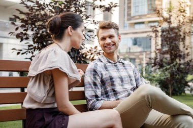 Bankta oturan mutlu neşeli çift