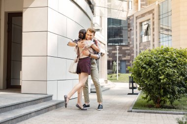 Güzel memnun adam kız arkadaşı sarılma