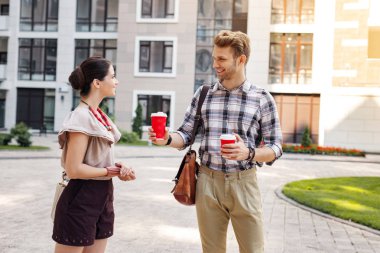 Bir fincan kahve tutan mutlu güzel adam