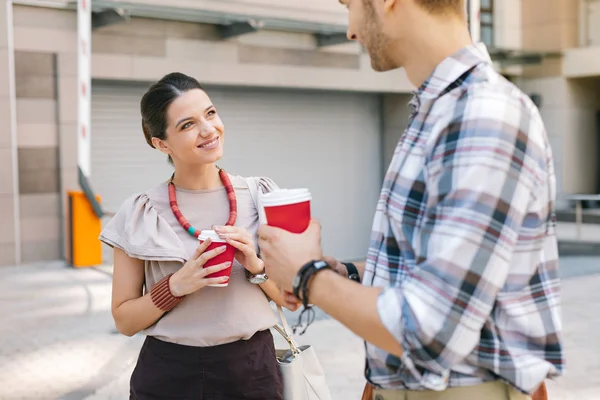 Neşeli genç kadın onun arkadaşı arıyor