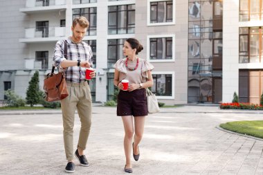 Hoş genç insanların bir yürüyüş