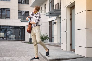Bir telefon başını tutarak hoş genç adam