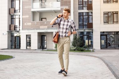 Yürüyen hoş yakışıklı adam