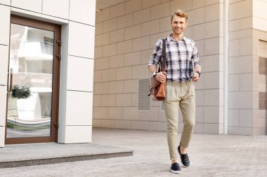 Neşeli mutlu adam ofise giderken