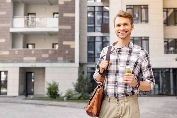 Glücklicher freudiger Mann lächelt — Stockfoto